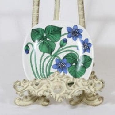 Arabia Botanica koristelautanen, Sinivuokko, suunnittelija Esteri Tomula, Sinivuokko, pieni, serikuva