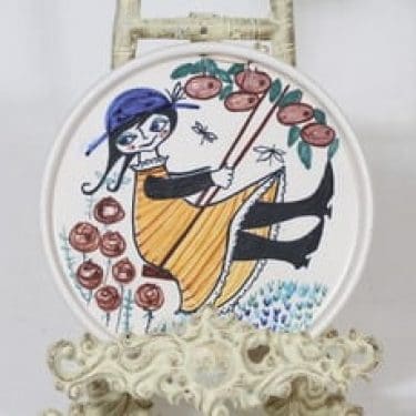 Kupittaan savi koristelautanen, käsinmaalattu, suunnittelija Gudrun Raunio, käsinmaalattu, signeerattu