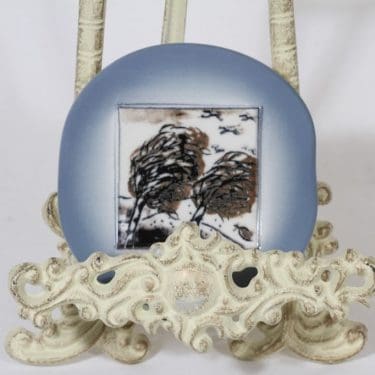 Arabia Vuodenajat koristelaatta, Syksy, suunnittelija Heljä Liukko-Sundström, Syksy, pieni, serikuva, signeerattu