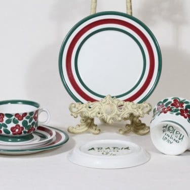 Arabia Purpuri-jenkka teekupit ja lautaset, 22.5 cl, 2 kpl, suunnittelija Ulla Procope, 22.5 cl, käsinmaalattu, signeerattu