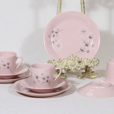 Arabia Lumikukka kahvikupit ja lautaset, rosa, 3 kpl, suunnittelija Raija Uosikkinen, serikuva