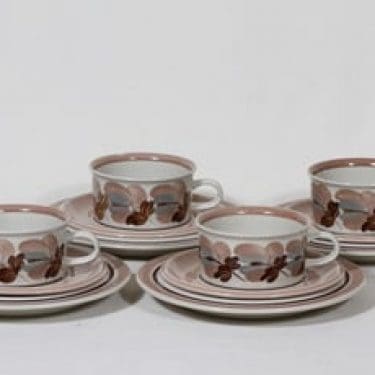 Arabia Koralli teekupit ja lautaset, käsinmaalattu, 4 kpl, suunnittelija Raija Uosikkinen, käsinmaalattu, kultakoriste