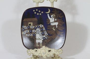 Arabia Kalevala vuosilautanen, 1987, suunnittelija Raija Uosikkinen, 1987, serikuva, Kalevala-aihe