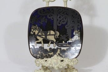 Arabia Kalevala vuosilautanen, 1984, suunnittelija Raija Uosikkinen, 1984, serikuva, Kalevala-aihe