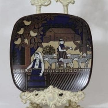 Arabia Kalevala vuosilautanen, 1988, suunnittelija Raija Uosikkinen, 1988, serikuva, Kalevala-aihe