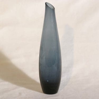 Riihimäen lasi maljakko, sininen, suunnittelija Eero Sallinen, piikkimuotti