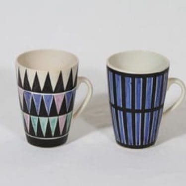 Kupittaan savi mukit, käsinmaalattu, 2 kpl, suunnittelija Orvokki Laine, käsinmaalattu, signeerattu, funktionalismi