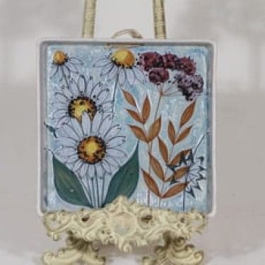 Kupittaan savi 1065 seinälaatta, käsinmaalattu, suunnittelija Sirkka-Liisa Haapasaari, käsinmaalattu, signeerattu, mattalasite