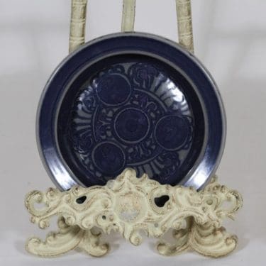 Arabia tuhka-astia, käsinmaalattu, suunnittelija Anja Jaatinen-Winqvist, käsinmaalattu