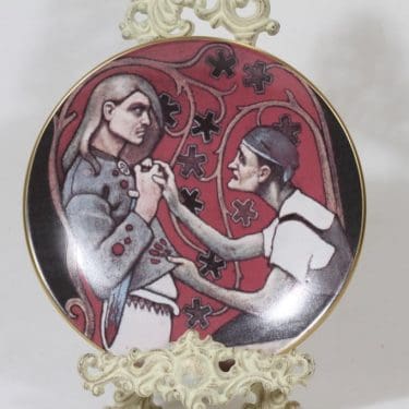 Arabia koristelautanen, Velisurmaaja, suunnittelija Akseli Gallen-Kallela, Velisurmaaja