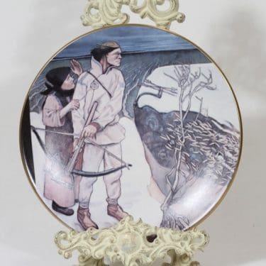 Arabia koristelautanen, Joukahaisen kosto, suunnittelija Akseli Gallen-Kallela, Joukahaisen kosto