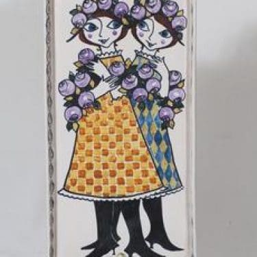 Kupittaan savi koristelaatta, käsinmaalattu, suunnittelija Gudrun Raunio, käsinmaalattu, signeerattu