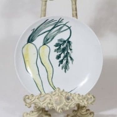 Arabia Vihannes lautanen, käsinmaalattu, suunnittelija Anja Juurikkala, käsinmaalattu, signeerattu