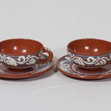 Kupittaan savi teekupit, käsinmaalattu, 2 kpl, suunnittelija Gudrun Raunio, käsinmaalattu, signeerattu