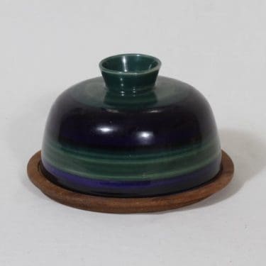 Arabia FA juustokupu ja tarjotin, käsinmaalattu, suunnittelija Heljätuulia Sundström, käsinmaalattu, signeerattu