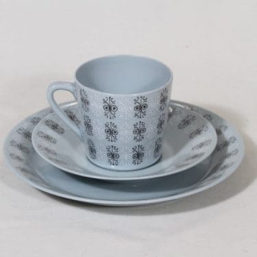Arabia Sylvia kahvikuppi ja lautanen, sininen, suunnittelija Raija Uosikkinen, serikuva