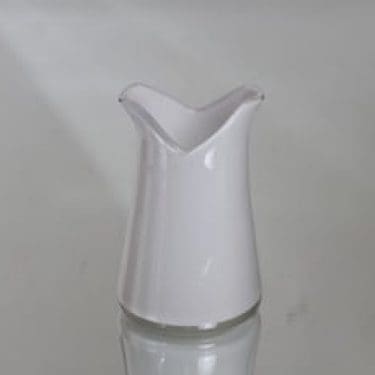 Riihimäen lasi Korvaton kermakko, valkoinen, suunnittelija Nanny Still,