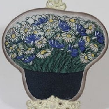 Arabia seinälaatta, Ruiskukka ja päivänkakkara, suunnittelija Heljä Liukko-Sundström, Ruiskukka ja päivänkakkara, suuri, serikuva, signeerattu