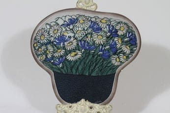 Arabia seinälaatta, Ruiskukka ja päivänkakkara, suunnittelija Heljä Liukko-Sundström, Ruiskukka ja päivänkakkara, suuri, serikuva, signeerattu