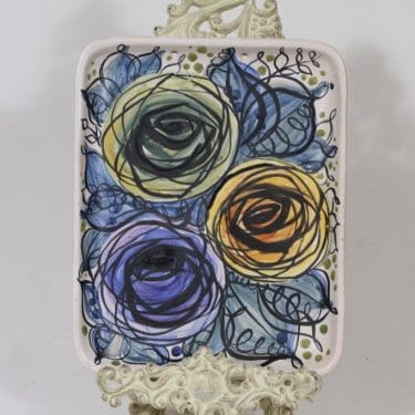 Kupittaan savi koristelaatta, signeerattu, suunnittelija Laila Zink, signeerattu