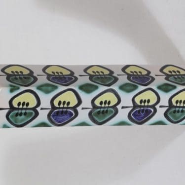 Kupittaan savi seinämaljakko, käsinmaalattu, suunnittelija Orvokki Laine, käsinmaalattu, signeerattu, retro