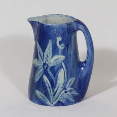 Kupittaan savi 15 kaadin, 1 l, suunnittelija , 1 l, käsinmaalattu, signeerattu