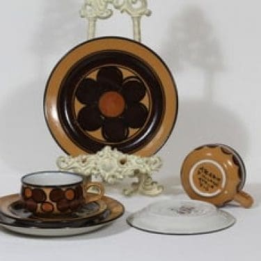 Arabia Kalevala kahvikupit ja lautaset, käsinmaalattu, 2 kpl, suunnittelija Peter Winquist, käsinmaalattu, signeerattu, retro