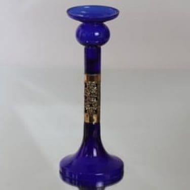 Turun hopea|Kumela P 409 kynttilänjalka, koboltinsininen, suunnittelija Pentti Sarpaneva, pronssivanne