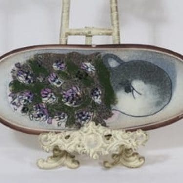 Arabia koristelaata, Apila, suunnittelija Heljä Liukko-Sundström, Apila, serikuva, signeerattu