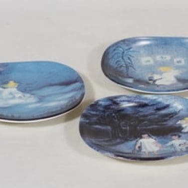 Arabia koristelautaset, Anna meille enkeleitä, 3 kpl, suunnittelija Riittatuulikki Hirvonen, Anna meille enkeleitä, pieni, serikuva