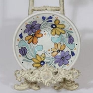 Kupittaan savi koristelautanen, käsinmaalattu, suunnittelija Laila Zink, käsinmaalattu, mattalasite, signeerattu