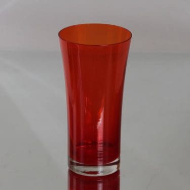 Riihimäen lasi maljakko, punainen, suunnittelija Tamara Aladin,