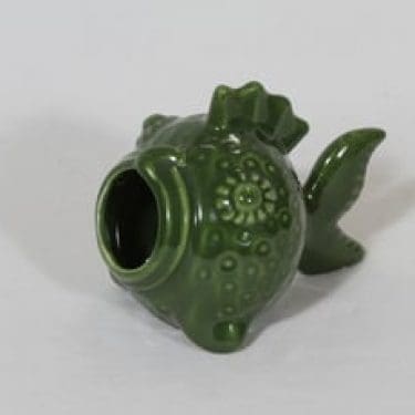 Kupittaan savi 399 tuhka-astia, vihreä lasite, suunnittelija Josef Manuel, kala-aihe