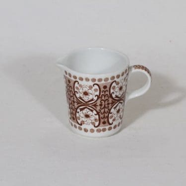 Arabia Ali kermakko, ruskea, suunnittelija Raija Uosikkinen, kuparipainikoriste