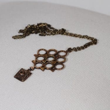 Turun hopea Lehti kaulakoru, pronssi, suunnittelija Pentti Sarpaneva, pronssi