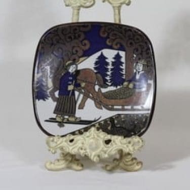 Arabia Kalevala vuosilautanen, 1996, suunnittelija Raija Uosikkinen, 1996, serikuva, Kalevala-aihe