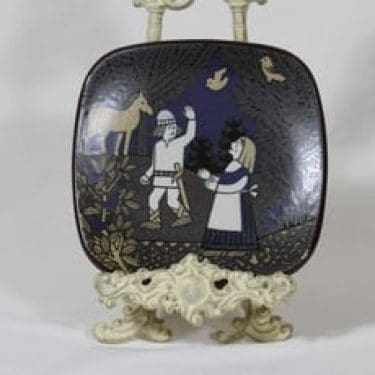 Arabia Kalevala vuosilautanen, 1991, suunnittelija Raija Uosikkinen, 1991, serikuva, Kalevala-aihe