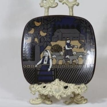 Arabia Kalevala vuosilautanen, 1988, suunnittelija Raija Uosikkinen, 1988, serikuva, Kalevala-aihe