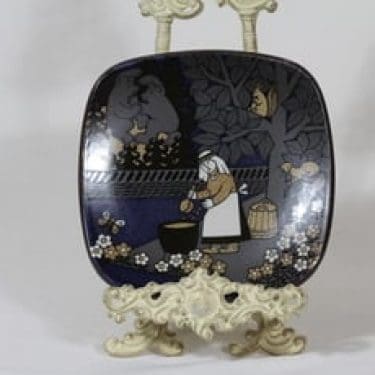 Arabia Kalevala vuosilautanen, 1986, suunnittelija Raija Uosikkinen, 1986, serikuva, Kalevala-aihe