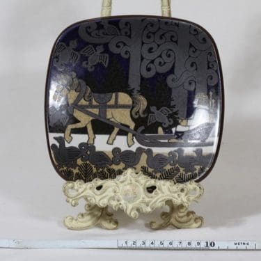 Arabia Kalevala vuosilautanen, 1984, suunnittelija Raija Uosikkinen, 1984, serikuva, Kalevala-aihe