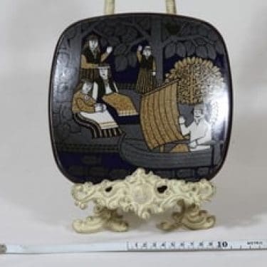 Arabia Kalevala vuosilautanen, 1983, suunnittelija Raija Uosikkinen, 1983, serikuva, Kalevala-aihe