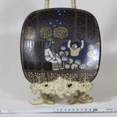 Arabia Kalevala vuosilautanen, 1981, suunnittelija Raija Uosikkinen, 1981, serikuva, Kalevala-aihe