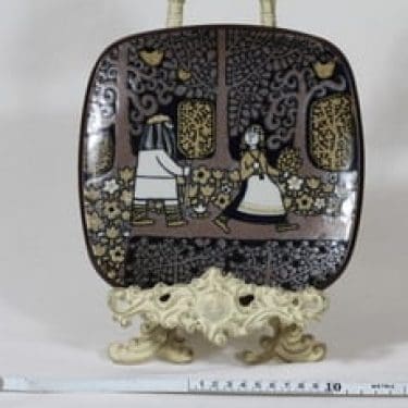 Arabia Kalevala vuosilautanen, 1977, suunnittelija Raija Uosikkinen, 1977, serikuva, Kalevala-aihe