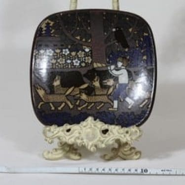 Arabia Kalevala vuosilautanen, 1979, suunnittelija Raija Uosikkinen, 1979, serikuva, Kalevala-aihe