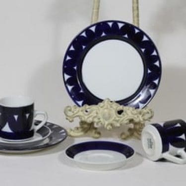 Arabia Sotka kahvikupit ja lautaset, käsinmaalattu, 2 kpl, suunnittelija Raija Uosikkinen, käsinmaalattu, retro