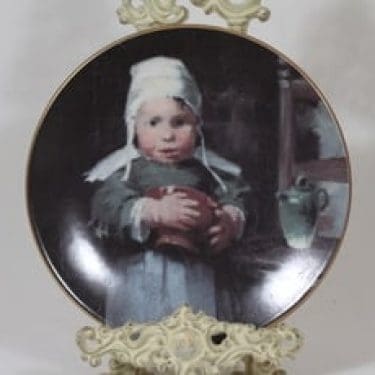 Arabia koristelautanen, Tyttö ruukun kanssa, suunnittelija Helene Schjerfbeck, Tyttö ruukun kanssa, serikuva