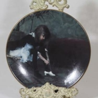 Arabia koristelautanen, Tanssiaiskengät, suunnittelija Helene Schjerfbeck, Tanssiaiskengät, serikuva