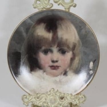 Arabia koristelautanen, Tyttö ja pajunkissat, suunnittelija Helene Schjerfbeck, Tyttö ja pajunkissat, serikuva