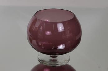 Kumela 204=2550 boolimalja, lila, suunnittelija Sirkku Kumela-Lehtonen,