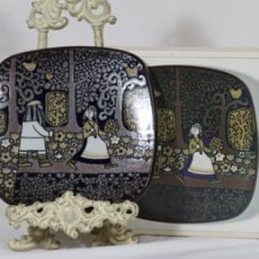 Arabia vuosilautanen, 1977, suunnittelija Raija Uosikkinen, 1977, Kalevala-aihe